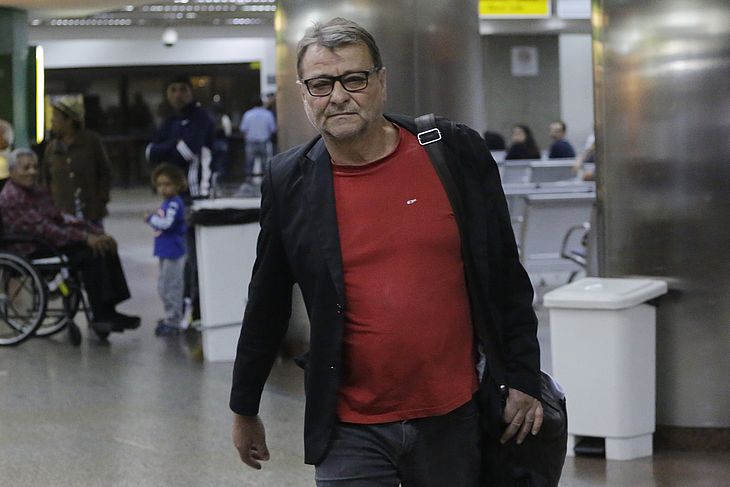 O escritor italiano Cesare Battisti desembarca no aeroporto de Cumbica, em Guarulhos (SP), vindo do MS, após ser beneficiado por um habeas corpus. (Foto: Nelson Antoine/Folhapress)