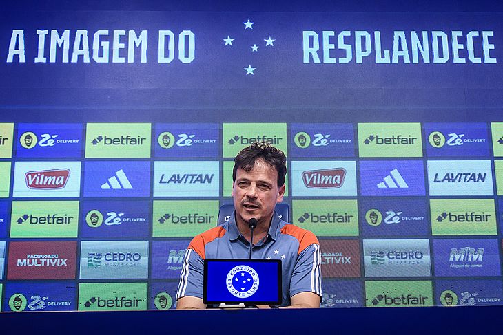 O técnico Fernando Diniz foi apresentado no Cruzeiro