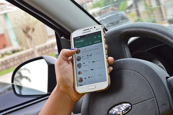 Nos primeiros seis meses de 2018 foram 1.739 multas por falar ou manusear o celular ao volante 