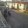 Vídeo mostra dupla roubando jovem em motocicleta no Jacintinho; um foi preso