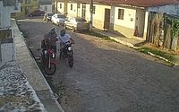 Vídeo mostra dupla roubando jovem em motocicleta no Jacintinho; um foi preso