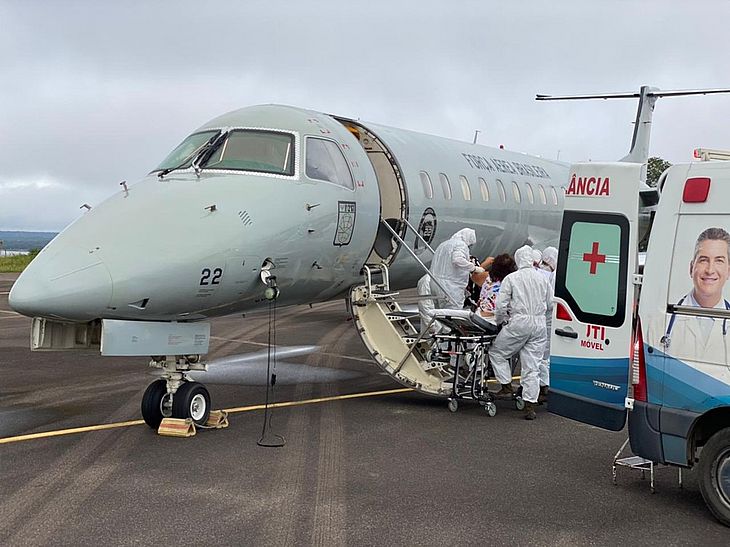 A Força Aérea Brasileira (FAB) iniciou nesta sexta-feira (15) a transferência de pacientes com Covid-19 de Manaus, no Amazonas, a outros estados