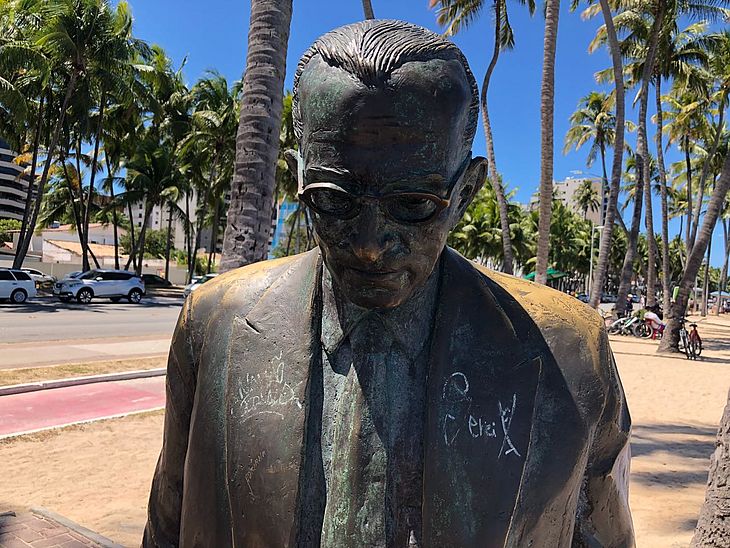 Estátua do escritor foi pichada em Ponta Verde.