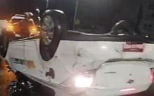 Táxi se envolve em acidente e capota no Viaduto João Lyra, na Mangabeiras