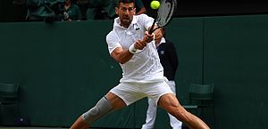 Alcaraz é impiedoso, bate Djokovic e é bicampeão consecutivo de Wimbledon 