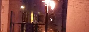 Fiação de poste pega fogo e incêndio chega próximo de apartamentos no Conjunto Vale Bentes 2