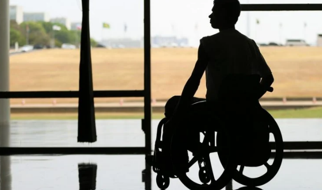 Pessoas com deficiência ou idosas, com 65 anos ou mais, incapacitadas para a vida independente e para o trabalho têm direito ao benefício  