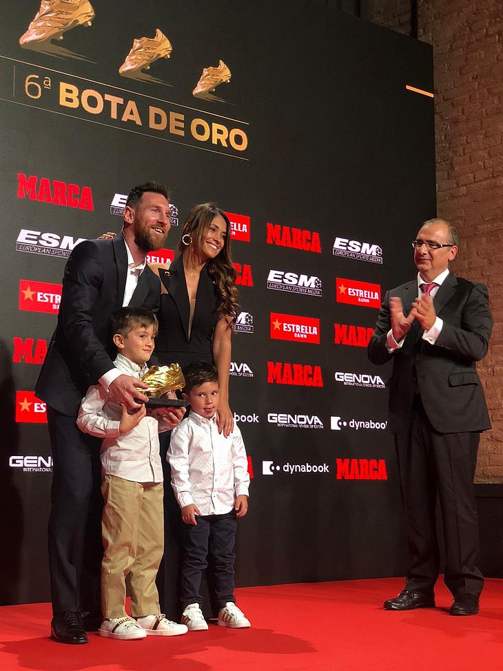 Messi recebe o prêmio ao lado da família