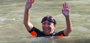 Prefeita de Paris cumpre promessa e mergulha no rio Sena antes dos Jogos Olímpicos; veja vídeo