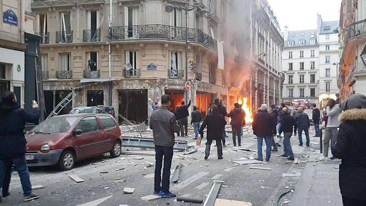 Explosão em padaria de Paris deixa três mortos e dezenas de feridos