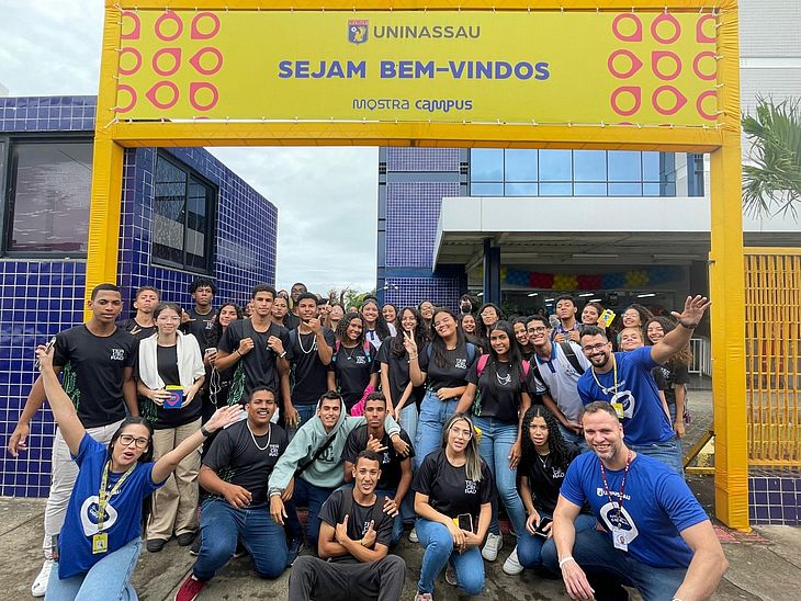 Durante as visitas, os estudantes exploram os laboratórios e interagem com professores