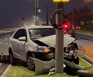 Motorista de app bate com carro em poste e outro veículo capota ao passar por cima dos destroços, em Maceió