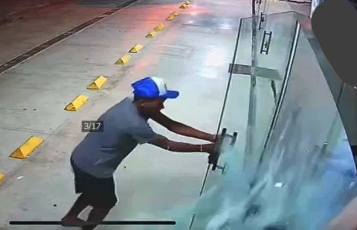 Homem forçou puxadores e quebrou porta de vidro para invadir galeria