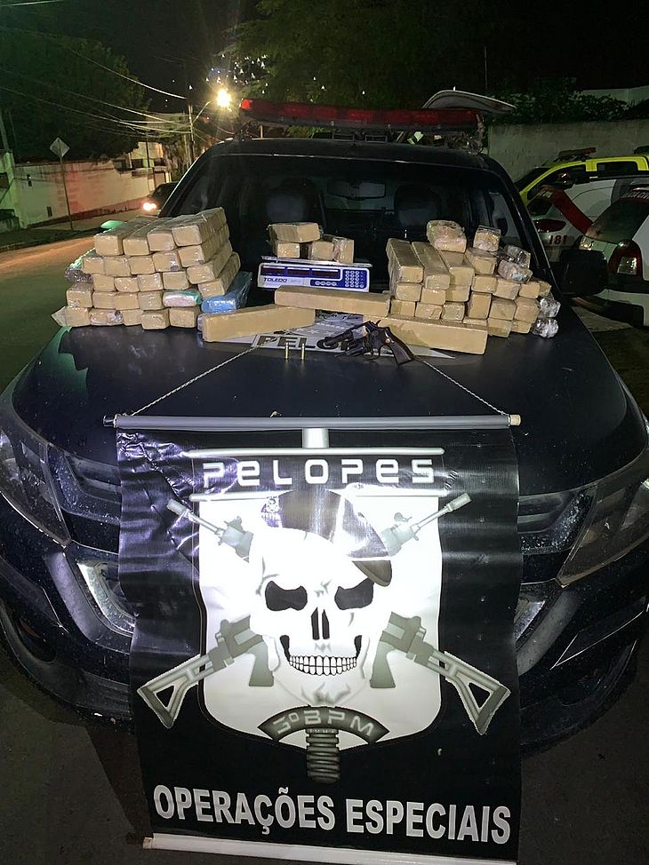 Parte da droga estava num carro mas 67 tabletes da droga foram encontrados na casa do dono do carro. 