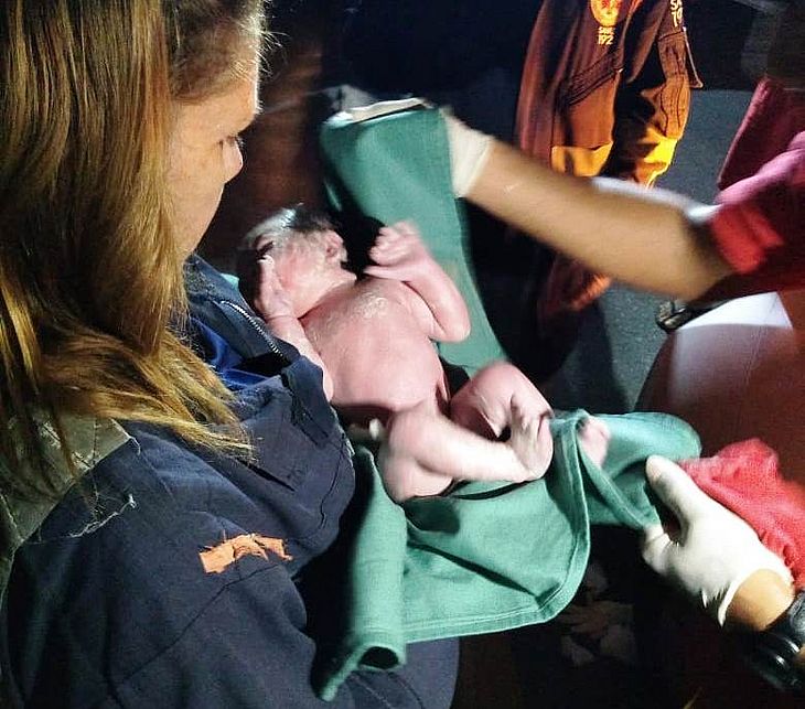 Bebê recebeu o nome do bombeiro que fez o parto
