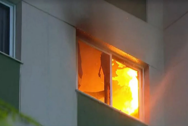 Incêndio de grandes proporções atinge apartamento na Zona Oeste do Rio
