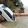 Corolla cai de elevação e fica parcialmente submerso na praia de Garça Torta