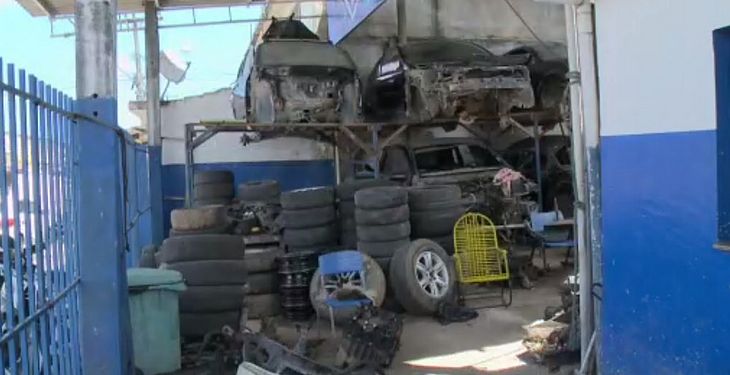 Fiscalização identifica desmanche de carros e interdita oficina no Tabuleiro