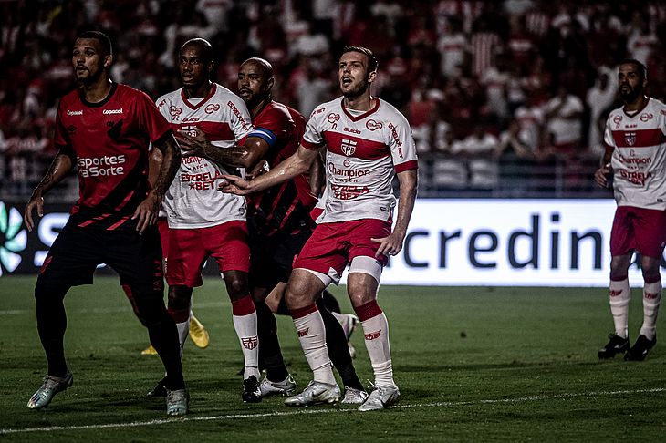 CRB x Athletico, no duelo de ida da terceira fase da Copa do Brasil, em Maceió.