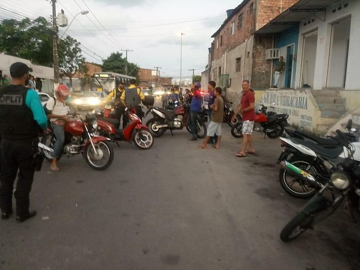 25 motocicletas foram apreendidas durante fiscalização no bairro do Jacintinho, em Maceió.