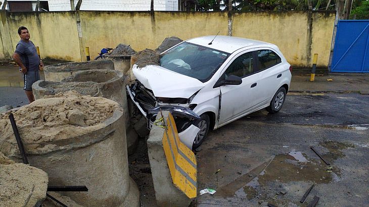 Motorista perde controle e bate veículo em avenida no Mutange 