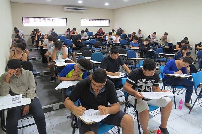 Alunos realizam o Exame Nacional do Ensino Médio (ENEM) 2018, prova obrigatória para se inscrever no ProUni 