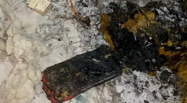 Celular explode enquanto carregava sobre a cama e causa incêndio em apartamento de Balneário Camboriú 