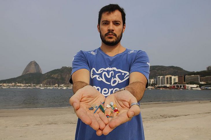 O biólogo Jonas Leite, doutor em oceanografia, presidente do Instituto Meros do Brasil, mostra microplástico vindo do mar e coletados na areia da praia de Botafogo