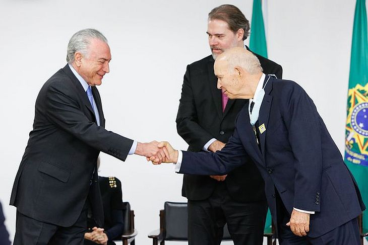 Presidente da República, Michel Temer, cumprimenta o professor José Gomes Canotilho