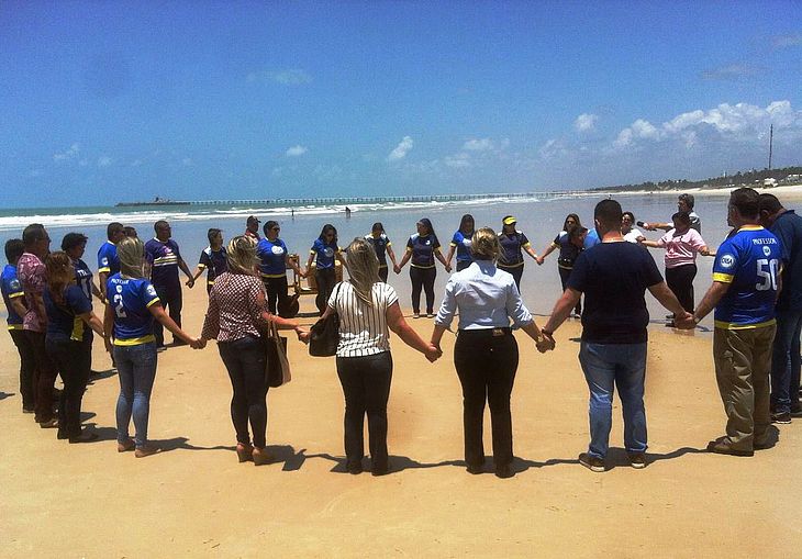 Parentes e amigos fazem vigília na Praia do Sobral