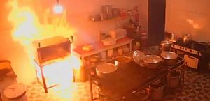Vídeo mostra incêndio em cozinha de restaurante, em Penedo