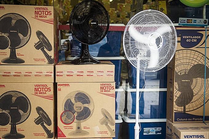 Ventiladores à venda em uma loja da rua Teodoro Sampaio, em Pinheiros, São Paulo Ocorreram crescimentos consecutivos na procura por ar condicionados em novembro (85%), dezembro (203%) e janeiro (317%), em comparação ao ano anterior 
