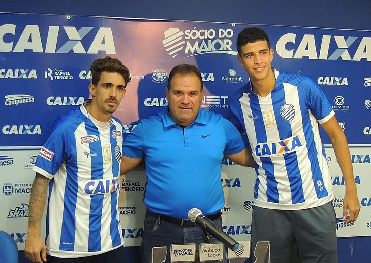 Neto Berola e Rubens posam para foto com o gerente de futebol Marcelo de Jesus no meio