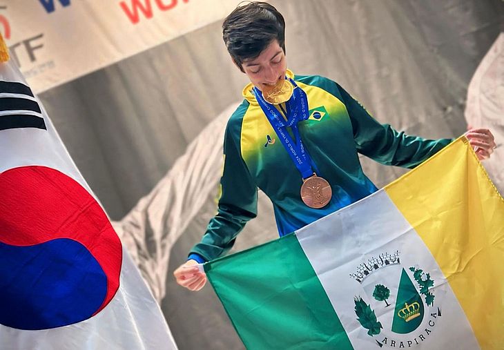 O atleta arapiraquense de taekwondo Kevyn Nicolas conquistou uma medalha de ouro e outra de bronze na competição internacional, em solo asiático