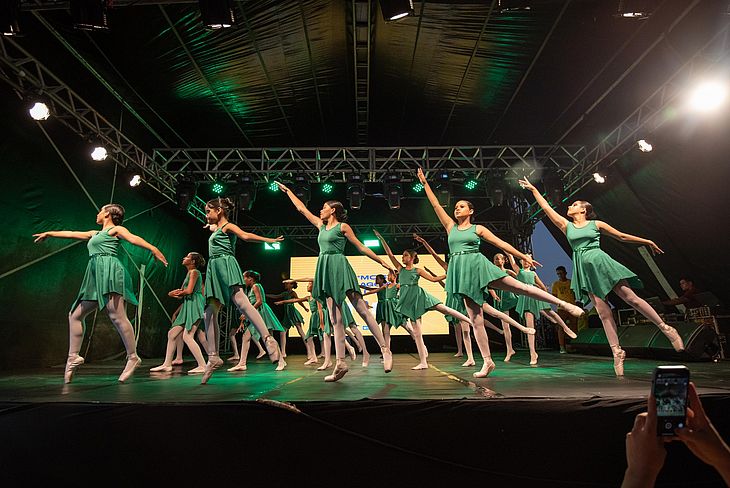 Evento reúne mais de 60 grupos de dança de 19 cidades e oferece workshops com grandes nomes da dança