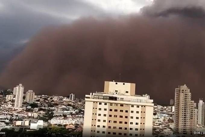 Morador de Franca publicou a chegada da nuvem de poeira na cidade