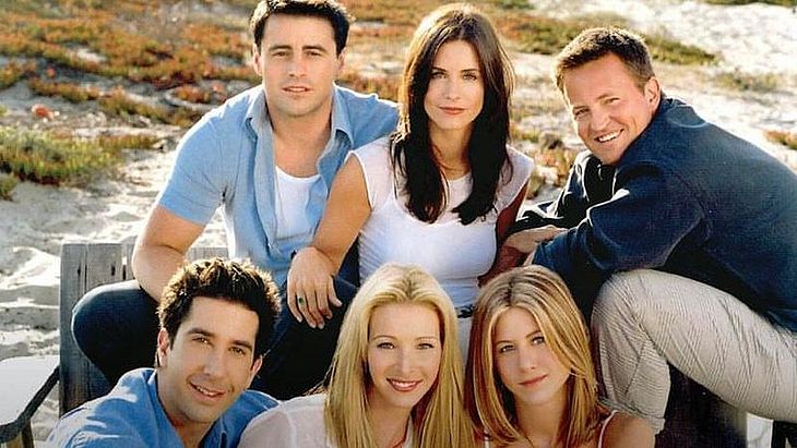 O elenco de Friends. Acima: Matt LeBlanc (à esq.), Courteney Cox (centro) e Matthew Perry (à direita). Embaixo: David Schwimmer, Lisa Kudrow e Jennifer Aniston