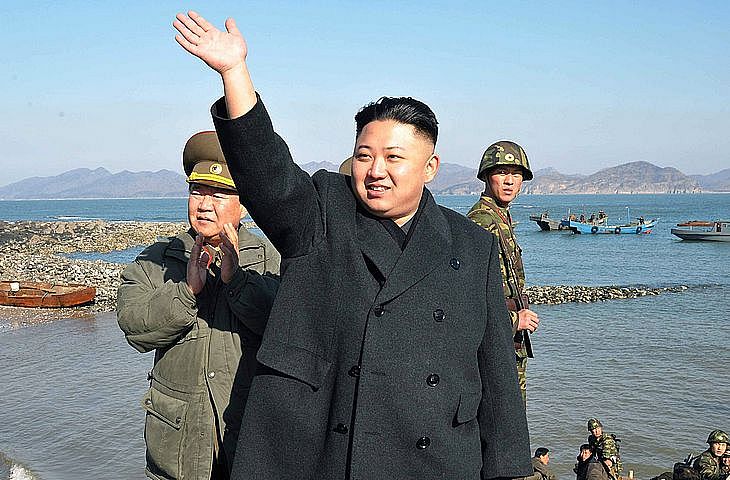 O líder norte-coreano Kim Jong-un durante visita as tropas de fronteira ocidental da Coreia no Norte, com a vizinha Coreia do Sul em 2013