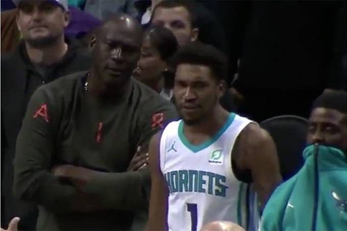 Michael Jordan reclama com o ala Malik Monk, do Charlotte Hornets, após um lance na partida contra o Detroit Pistons '