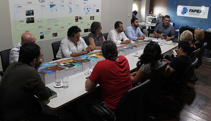 Reunião na Fapeal discute liberação de R$ 200 mil para projeto de combate ao vazamento de óleo no litoral alagoano