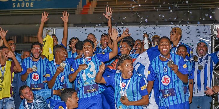 Elenco do Jaciobá comemora o título de campeão alagoano sub-20