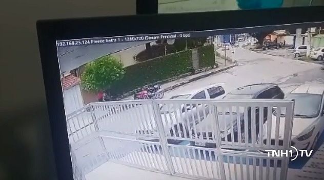 Vídeo mostra momento em que vítima é surpreendida na calçada de prédio