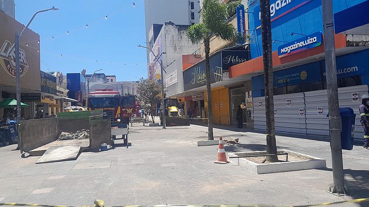 Equipes dos Bombeiros na Rua do Comércio, na manhã desta quinta-feira (26)