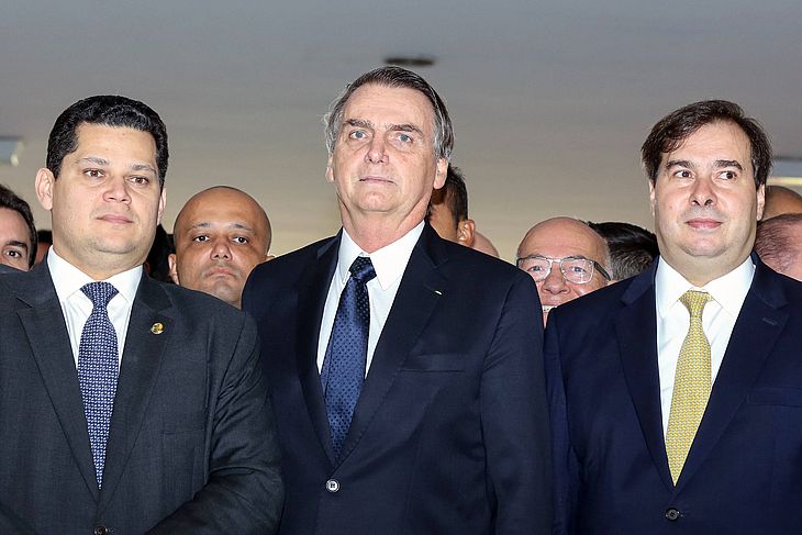 Presidente Jair Bolsonaro (PSL), entre os presidentes do Senado, Davi Alcolumbre (DEM-AP), e Rodrigo Maia (DEM-RJ)