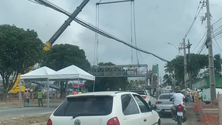 Equipe trabalha para a remoção da passarela neste domingo 