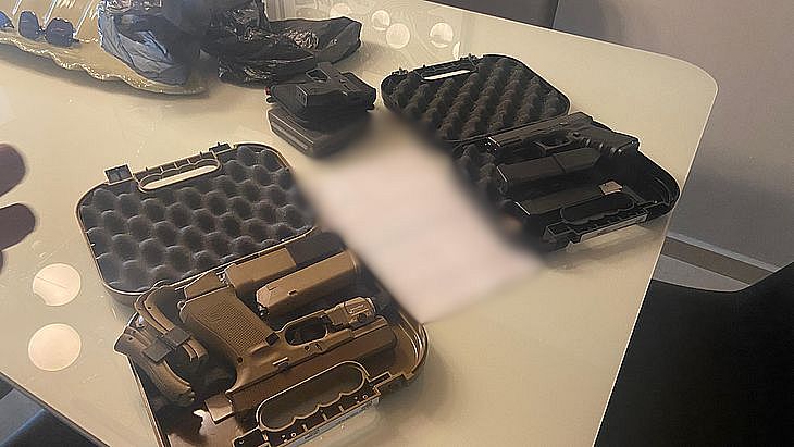 As armas apreendidas em residência de CAC, na Ponta Verde