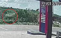 Motorista perde controle e carro 'voa' ao cair em ribanceira no Ceará; veja vídeo