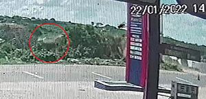 Motorista perde controle e carro 'voa' ao cair em ribanceira no Ceará; veja vídeo