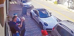 Ladrões ameaçam motorista em porta de bar e roubam Porsche 