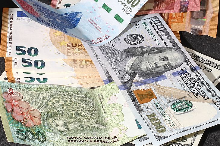 No centro da cidade, as agências de câmbio e os bancos mostram o valor do dólar, euro e real o dia posterior à devaluaçao do peso, Buenos Aires, Argentina
